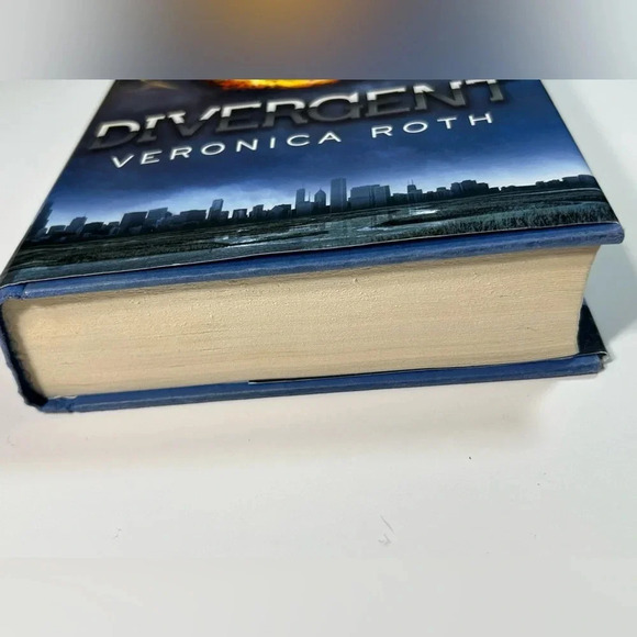 Divergent -  Veronica Roth - Hardcover Book 📖 - Picture 7 of 11